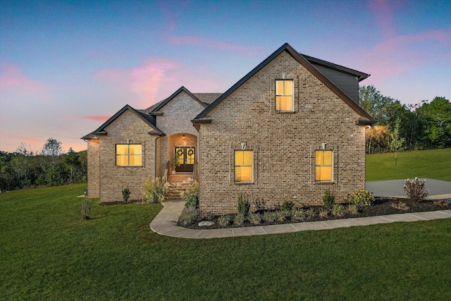 view of front of property featuring a yard