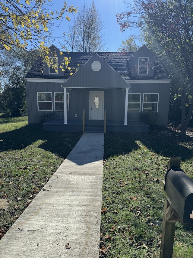 view of front of property featuring covered porch and a front lawn