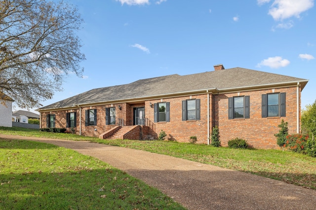 ranch-style house featuring a front yard