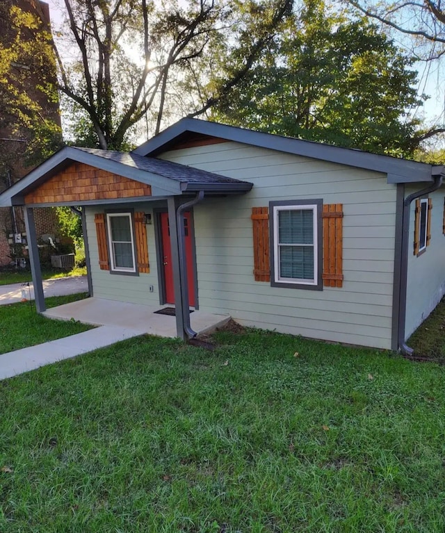 single story home with a front lawn