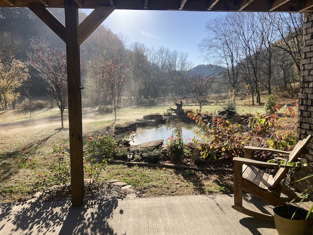 view of yard featuring a water view