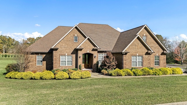 view of front of property featuring a front yard