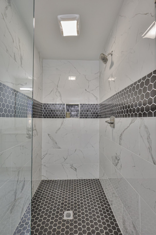 bathroom featuring a tile shower