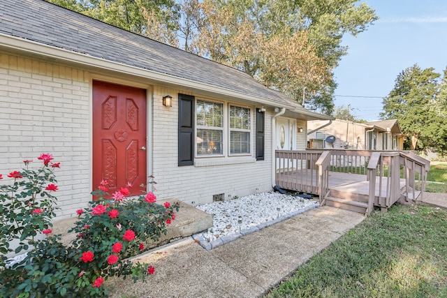 entrance to property featuring a wooden deck