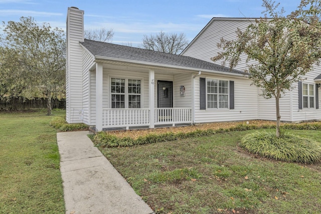 view of front facade featuring covered porch and a front lawn