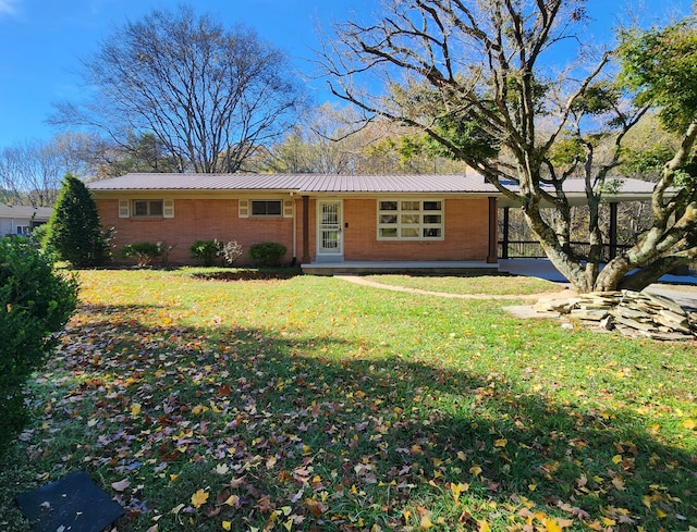 ranch-style home featuring a front lawn