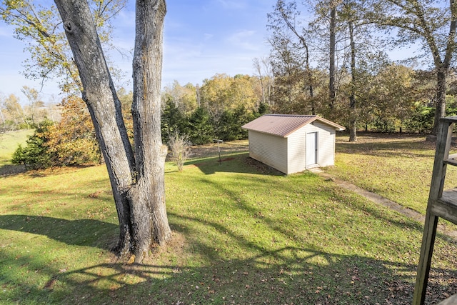 view of yard with a storage shed