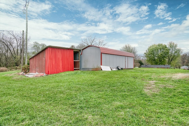 view of outdoor structure featuring a yard