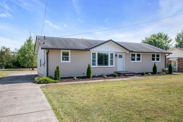 ranch-style home featuring a front lawn