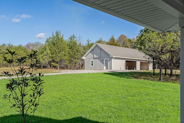 view of yard featuring an outdoor structure