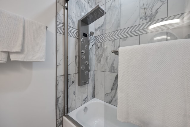 bathroom featuring tiled shower / bath