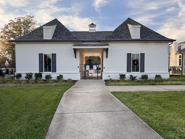 view of front of house featuring a front lawn