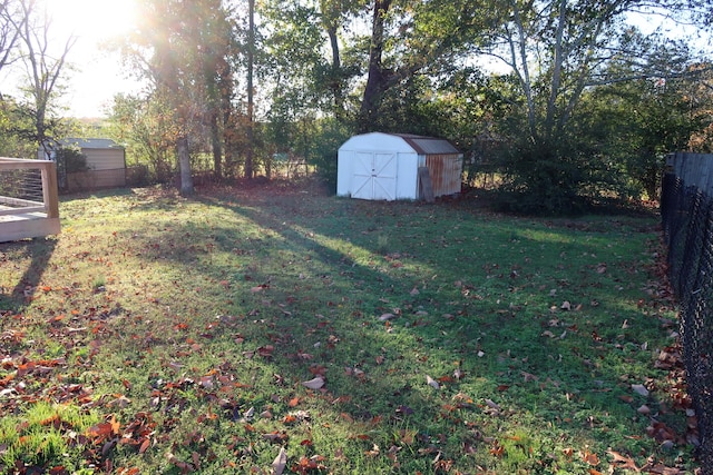 view of yard with a shed