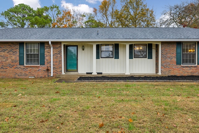 ranch-style home featuring a front lawn