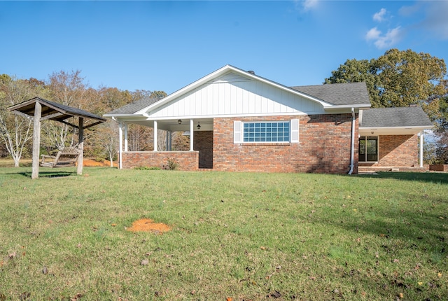 view of front of property featuring ceiling fan and a front yard