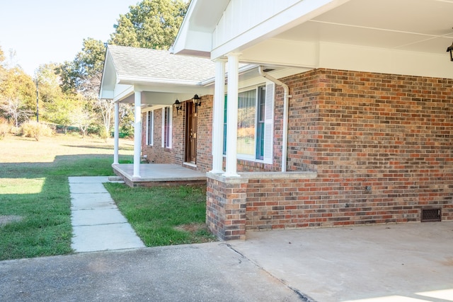 property entrance featuring a yard