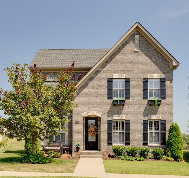 view of front of property featuring a front lawn