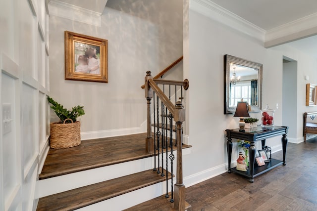 stairway featuring hardwood / wood-style flooring, a notable chandelier, and crown molding