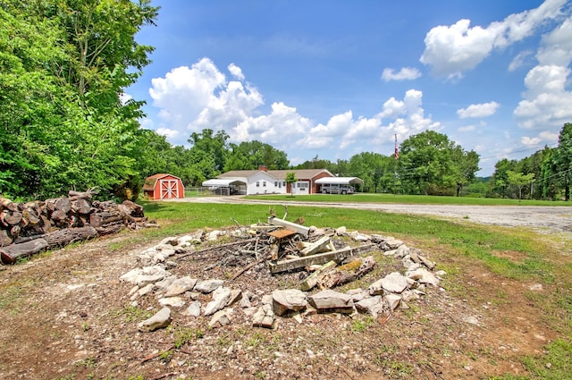 view of yard featuring a storage unit