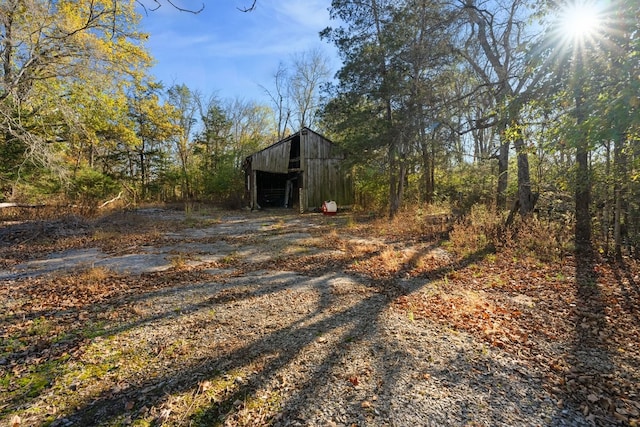 view of yard with an outbuilding