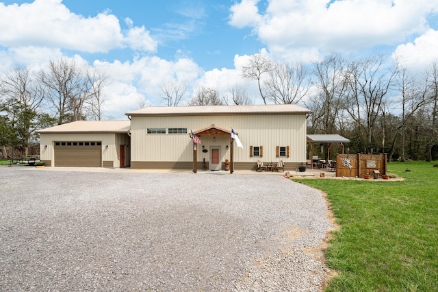 view of front of home featuring a front yard and a garage