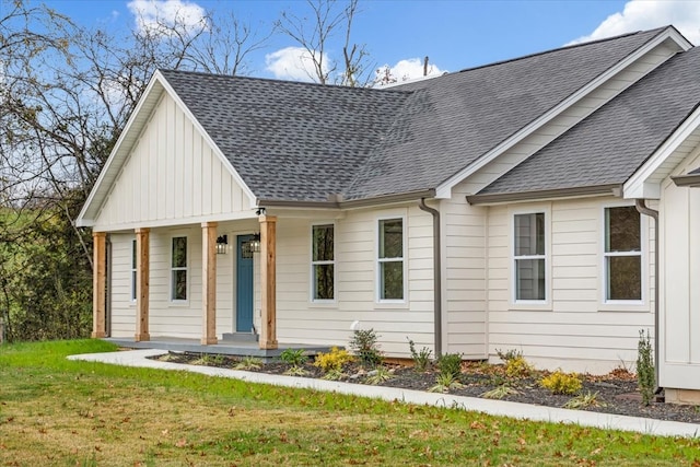 view of front of property featuring covered porch and a front lawn