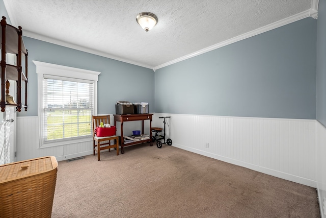 living area featuring carpet flooring, a textured ceiling, and crown molding