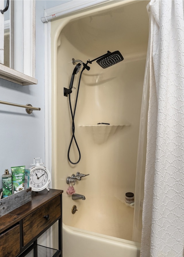 bathroom featuring shower / tub combo