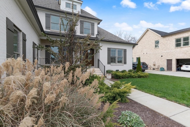 view of front of house featuring a front lawn