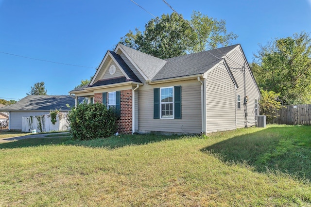 view of front of property featuring a front yard