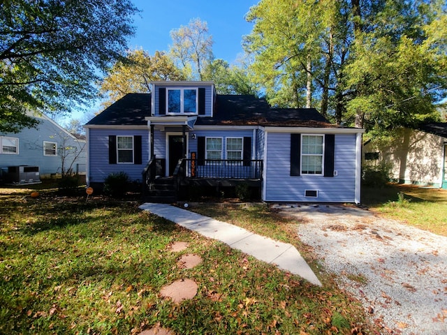 bungalow featuring a front lawn