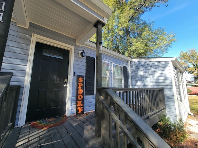 property entrance featuring a deck