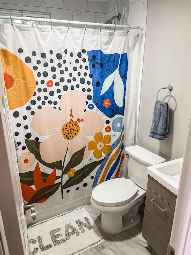 bathroom featuring a shower with shower curtain, vanity, and toilet