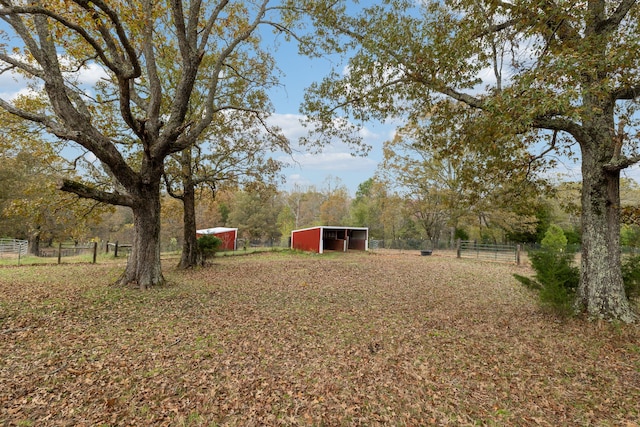 view of yard featuring an outbuilding