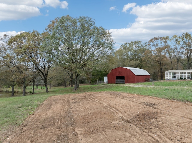 view of yard with an outdoor structure