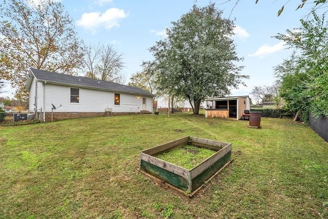 view of yard featuring a storage shed