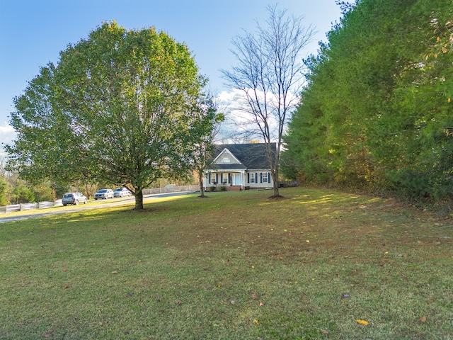 view of front of property featuring a front yard