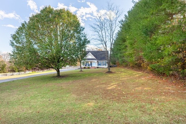 view of front of property featuring a front yard