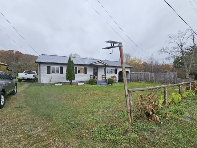 view of front facade featuring a front yard