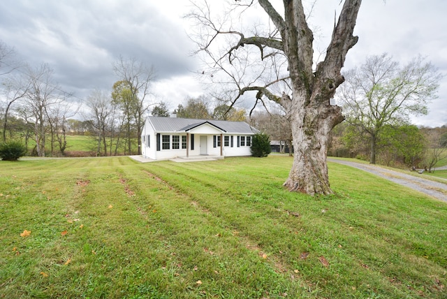 view of front of house with a front lawn