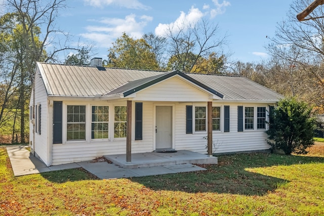 ranch-style home featuring a front lawn