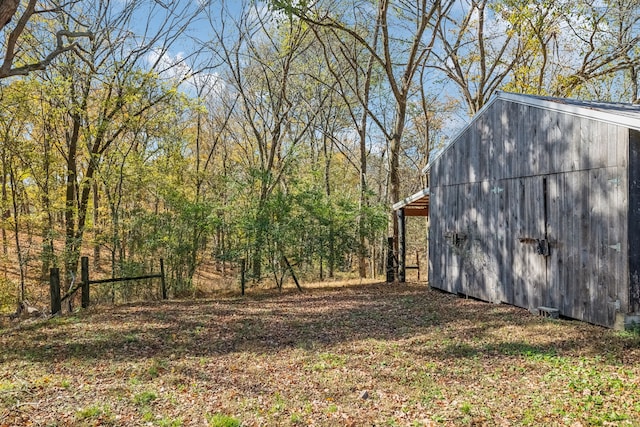 view of yard featuring an outbuilding