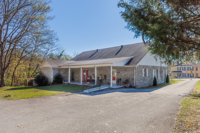 ranch-style house with a front yard