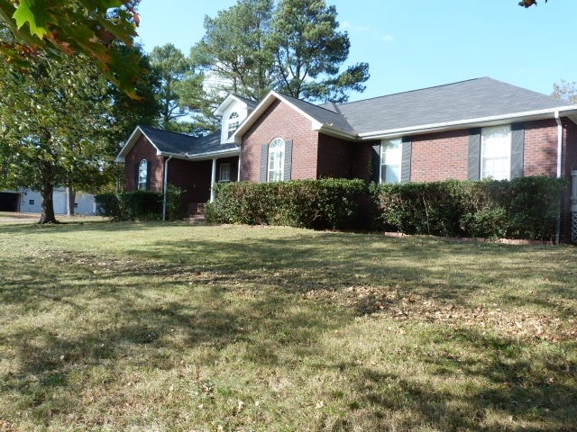 view of front facade with a front yard