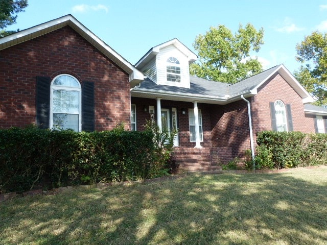 view of front facade featuring a front yard