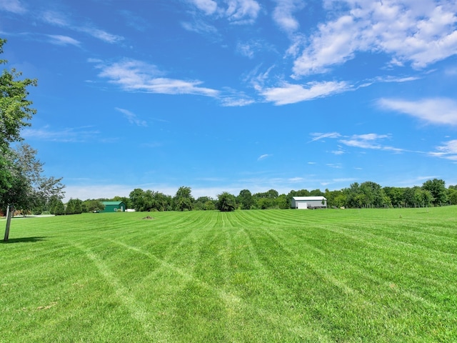 view of yard featuring a rural view