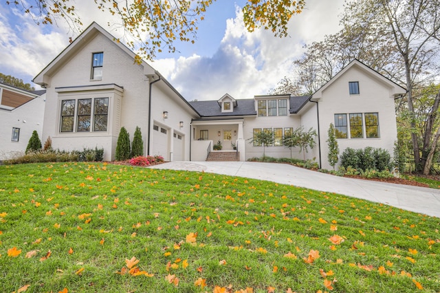 view of front of home featuring a front lawn