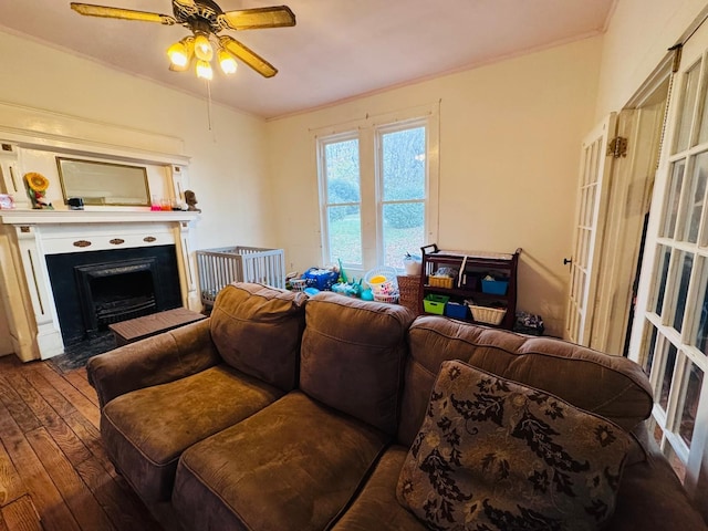 living room featuring ceiling fan, hardwood / wood-style floors, and crown molding