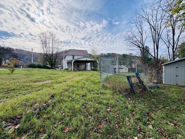 view of yard featuring an outdoor structure