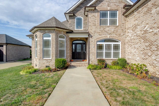 view of front of property featuring a front yard